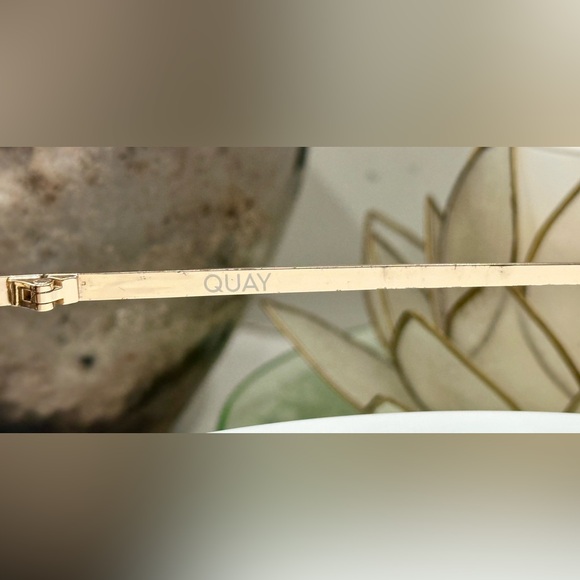 Quay - TTYL - Sleek Gold-Toned Square Sunglasses & Soft Snap-Close Case - VGUC - Picture 11 of 17